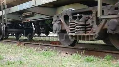 火车在铁轮上行驶，视频旋转